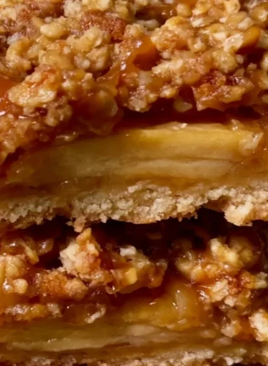 Deliciously cozy apple pie bars topped with cinnamon and fresh apples.