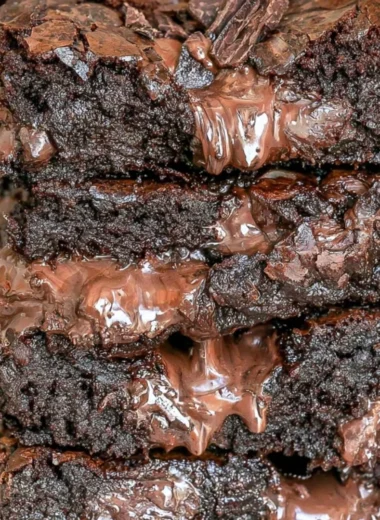 100 calorie fudge brownies in a baking dish, topped with chocolate drizzle.
