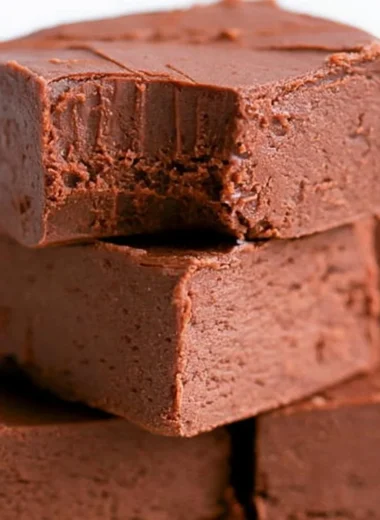 Delicious easy 3-ingredient chocolate fudge dessert