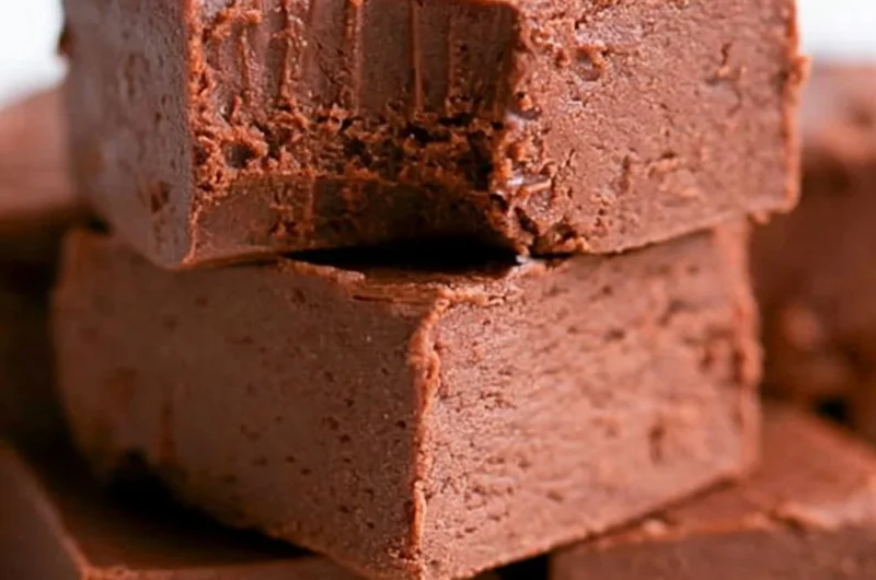 Delicious easy 3-ingredient chocolate fudge dessert